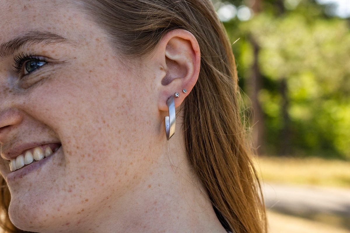 Stimmungsbild OLIVIA Creolen Silberfarben | hypoallergener Schmuck aus Aluminium und Edelstahl | CLIC by Suzanne