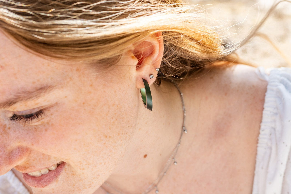 Stimmungsbild OLIVIA Creolen Grün | hypoallergener Schmuck aus Aluminium und Edelstahl | CLIC by Suzanne