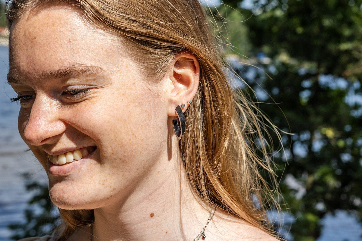 Stimmungsbild OLIVIA Creolen Schwarz | hypoallergener Schmuck aus Aluminium und Edelstahl | CLIC by Suzanne