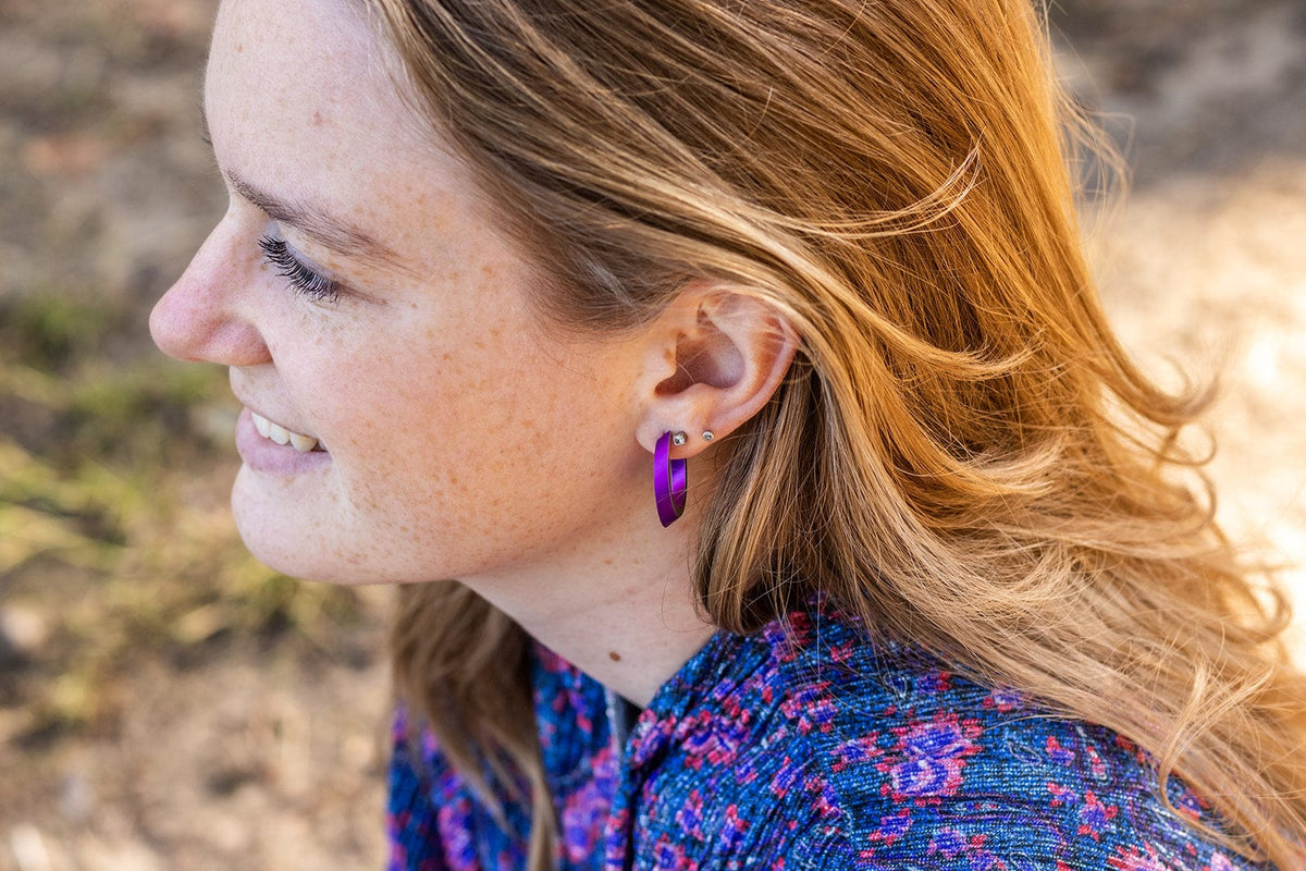 Stimmungsbild OLIVIA Creolen Lila | hypoallergener Schmuck aus Aluminium und Edelstahl | CLIC by Suzanne