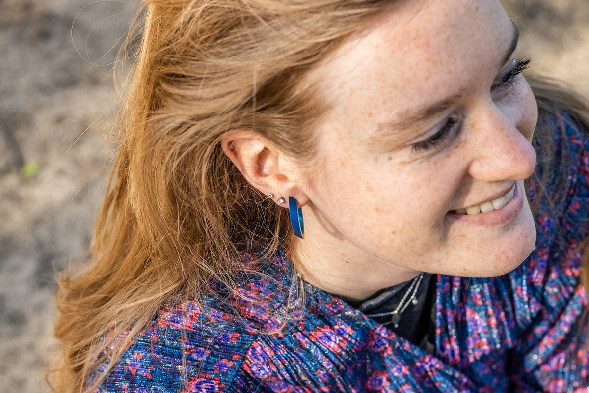 Stimmungsbild OLIVIA Creolen Blau | hypoallergener Schmuck aus Aluminium und Edelstahl | CLIC by Suzanne