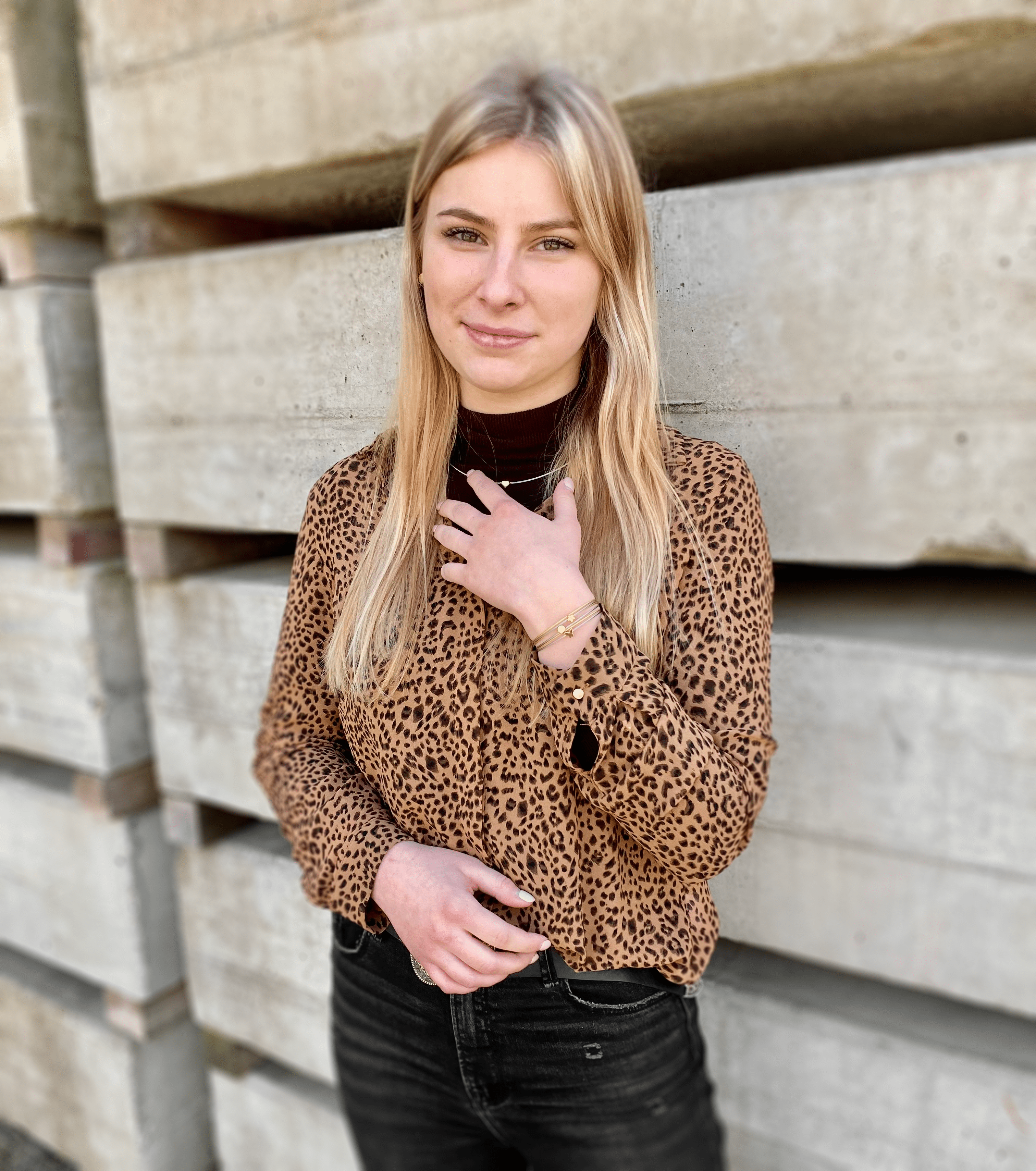 Vrouw draagt Thinking of You armband met bolletje bicolor | CLIC by Suzanne